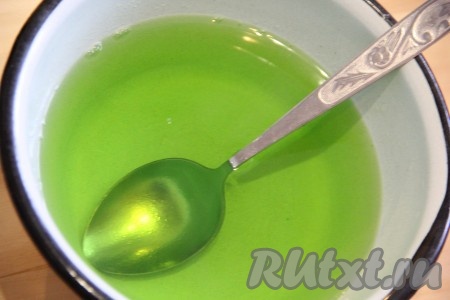 По желанию можно подкрасить желе пищевыми красителями для более сочного цвета. Я этого не делала.
