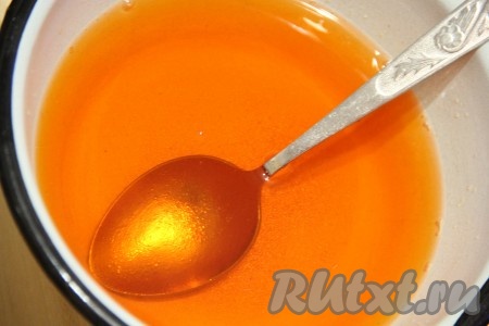 Ещё в желе можно добавить сахар, это для того кто любит сладкие десерты. Я этого не делала, мне вполне хватило сладости от сгущённого молока.
