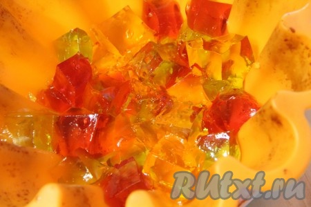 В силиконовую форму выложить немного цветного желе.