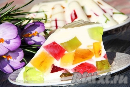 Когда желе полностью застынет, опустить форму с десертом (дно и бока!) в миску с горячей водой, для того, чтобы желе слегка подтаяло и десерт хорошо достался из формы. Подержать форму в воде несколько секунд, а затем перевернуть десерт из желе и сгущенки на плоскую тарелку. Есть ещё один вариант извлечения десерта: нужно перевернуть десерт на плоскую тарелку, а затем накрыть дно и края формы горячим полотенцем. Подождать немного и десерт должен аккуратно отсоединиться от стенок формы. Разрезать десерт "Самоцветы" нужно горячим ножом. Тогда наши кусочки будут ровными и красивыми. Вот такой красивый и яркий получился у меня десерт из сгущенного молока и желе.
