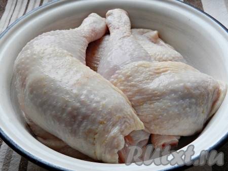 Куриные ножки вымыть, обсушить бумажными полотенцами.
