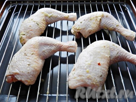 На противень положить решетку, на решетке разложить куриные ножки на расстоянии друг от друга.