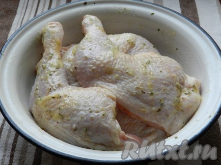 Натереть куриные ножки приготовленной масляной смесью (1 столовую ложку смеси оставить для картофеля), оставить на полчаса.
