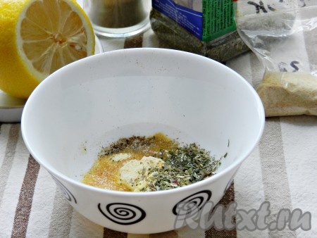 Соединить соль, итальянские травы, сухой чеснок, черный молотый перец.