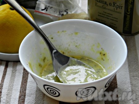 Добавить лимонный сок, растопленное сливочное масло, оливковое масло и тщательно перемешать полученную смесь.
