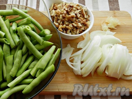 Лук нарезать полукольцами, чеснок пропустить через пресс. Грецкие орехи порубить крупно ножом.