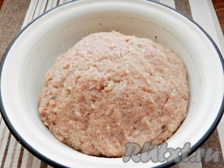 Фарш тщательно вымесить и несколько раз отбить в миске (для этого просто взять фарш в руки и бросить в миску, повторить эту процедуру несколько раз).