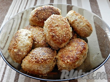 Обжаренные котлеты из свинины и курицы вернуть на сковороду, влить немного воды, дать воде закипеть, уменьшить огонь до минимума и протушить котлетки под крышкой до готовности (в течение 15 минут).