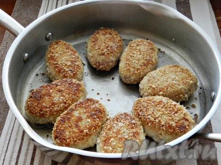 Обжарить котлеты на среднем огне с двух сторон до золотистой корочки, затем переложить на тарелку. А на сковороду выложить оставшиеся котлеты и тоже обжарить их до золотистости с двух сторон.