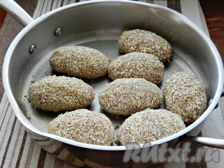 В сковороде разогреть растительное масло, выложить часть котлет (сколько поместится в сковороду).