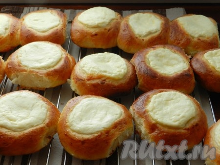 Готовые творожные ватрушки переложить с противня на решетку и остудить.