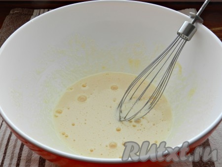 Взбить яйцо с сахаром, ванильным сахаром и солью. Влить теплое молоко, перемешать.