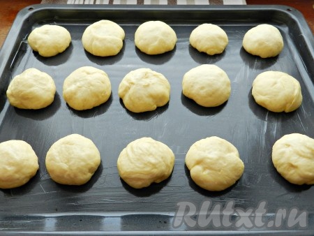 Из теста сформовать небольшие одинаковые шарики и выложить их на смазанный маслом противень на расстоянии друг от друга. Оставить на 20 минут для подъема.