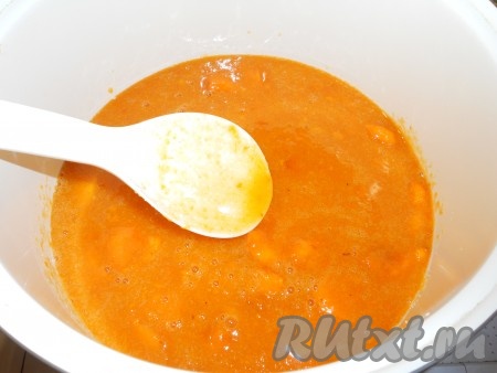 Перелить абрикосовое пюре в чашу мультиварки. Выставить режим "Выпечка" на 30 минут. Крышку не закрывать и довести пюре до кипения, помешивая, на этом режиме. Джем закипит где-то через 20-25 минут.