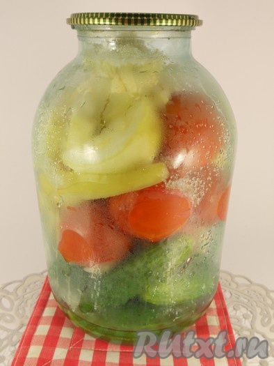 Залить банки с овощами кипятком, накрыть крышками и оставить на 30 минут. После этого воду слить в кастрюлю, довести до кипения и снова залить овощи. Оставить еще на 20 минут. Затем воду снова слить в кастрюлю. Добавить лавровый лист и перец душистый горошком. Довести до кипения и кипятить 3-4 минуты. В банки с овощами всыпать соль (по 1,5 столовой ложке), сахар (по 0,5 стакана) и влить уксус (по 0,5 стакана).
