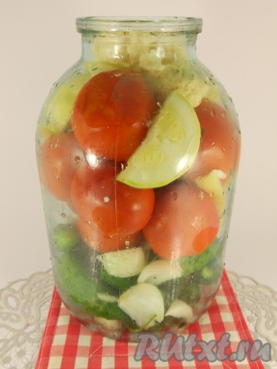 Далее выкладывайте остальные овощи в любом, удобном для вас, порядке до верха банки. Кабачки и перец следует нарезать, а цветную капусту разобрать на соцветия. Помидоры вкладывать в банку целиком (желательно использовать небольшие).
