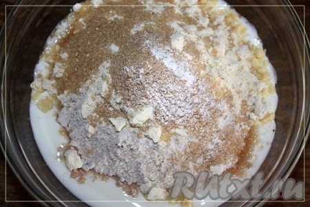 Для приготовления теста смешать муку, сахар, ванилин и кефир. 
