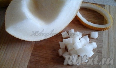 Дыню очистить и нарезать кубиками.
