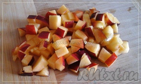 Извлечь косточку из нектарина и нарезать.
