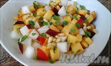 Соединить дыню, нектарин, добавить листья мяты и орехи. Заправлять салат кефиром и корицей перед подачей на стол.
