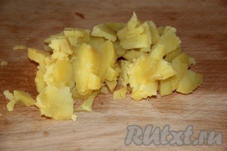 Картошку нарезаем кубиками.&nbsp;
