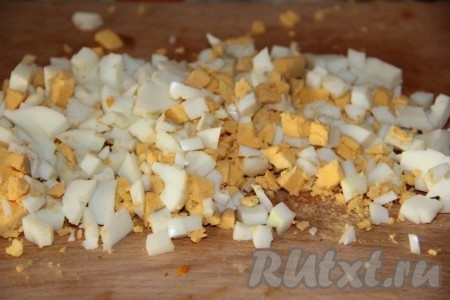 Яйца мелко режем, как на фото.
