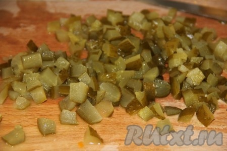 Огурцы отжимаем от рассола и мелко нарезаем.