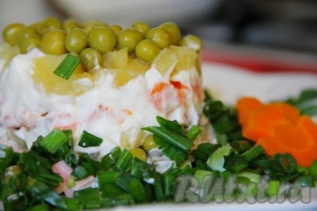 Салат "Оливье", приготовленный с вареной колбасой по этому рецепту, получается ярким, сытным и очень вкусным. Подать его можно порционно каждому члену семьи.
