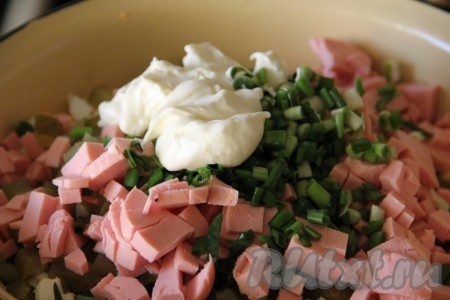 Смешиваем все ингредиенты нашего салата "Оливье" и заправляем майонезом. 