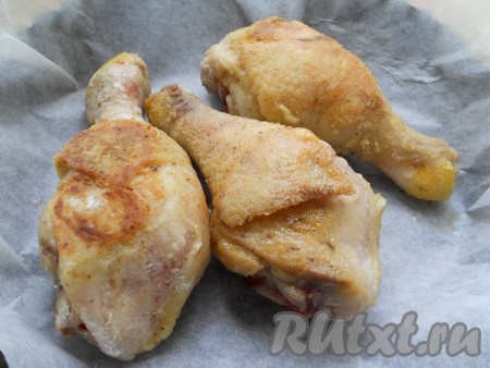 Ножки обвалять в муке и обжарить на растительном масле с двух сторон до образования румяной корочки (примерно по 3-4 минуты с каждой стороны) на среднем огне. Затем выложить ножки в форму для запекания, застеленную пергаментом.