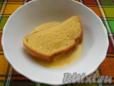 Хорошенько взбить вилкой. Полностью обмакнуть бутерброд в яичную смесь.
