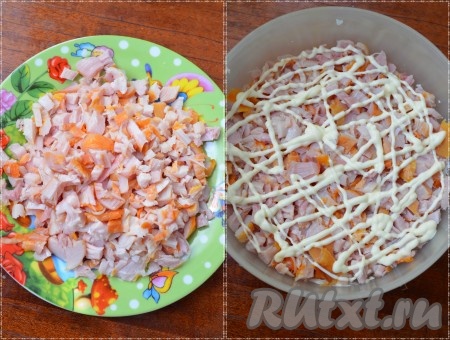 Копчёную курицу нарезать на мелкие кубики, равномерно разложить поверх яиц, сделать сеточку из майонеза.