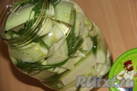  Залить горячим маринадом кабачки. Закрыть банку крышкой и оставить при комнатной температуре до полного остывания. Я оставляю кабачки на ночь. Затем поставить банку с кабачками в холодильник на 4-5 часов.