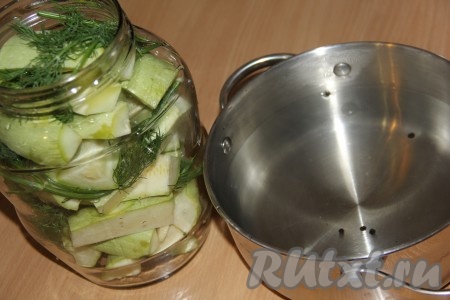 Приготовить маринад: в кастрюльку влить воду, добавить сахар, соль и перец горошком. Поставить маринад на огонь и довести до кипения. Затем снять маринад с огня, добавить в него уксус и хорошо перемешать.
