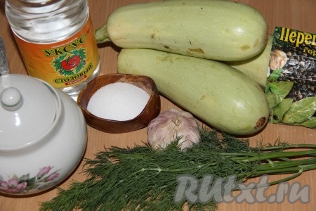 Кабачки вымыть и обсушить. Если кабачки молодые, кожуру можно не очищать. Укроп вымыть. Чеснок почистить.
