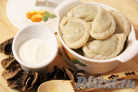 Готовые вареники достать с помощью шумовки. Подать горячие вареники с картошкой и грибами, сдобрив их свежей сметанкой.
