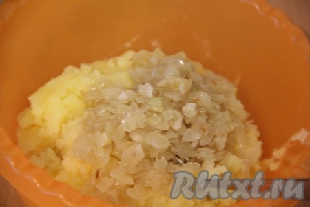 Добавить в картофельное пюре лук и хорошо перемешать.