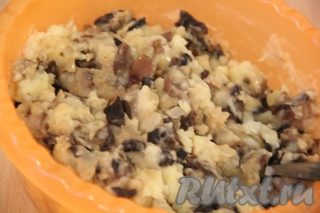 Всё хорошо перемешать. Можно по желанию добавить перец или грибную приправу по вкусу. Наша начинка для вареников из картошки и грибов готова.