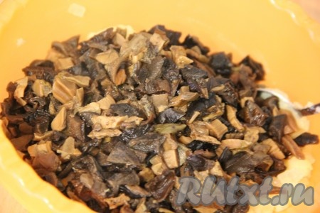 Грибы мелко нарезать или настричь с помощью ножниц. Добавить грибы к картофелю.