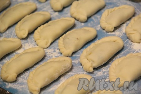 Крепко скрепить края теста, чтобы начинка осталась внутри. Выложить готовые вареники с картошкой и грибами на поверхность, припорошенную мукой. В таком виде можно заморозить вареники в морозилке.&nbsp;
