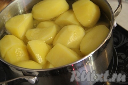 Для начала приготовить начинку. Картофель почистить, залить водой и поставить на огонь. Варить картошку в подсоленной воде до готовности. Если у Вас осталось картофельное пюре с ужина или обеда, его можно обновить и приготовить из него великолепную начинку для вареников.
