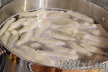 Воду в кастрюле довести до кипения, немного посолить. Аккуратно опустить вареники в кипящую воду и варить примерно 10-15 минут.