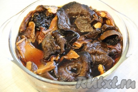 Сушеные грибы залить кипятком и оставить на 10-15 минут. Затем откинуть на дуршлаг и промыть. Если Вы готовите со свежими лесными грибами или шампиньонами, этот этап можно пропустить.
