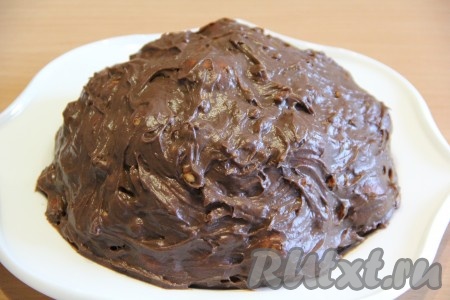 Выложить получившуюся основу для торта на плоскую тарелку и сформировать горку, как на фото.&nbsp;
