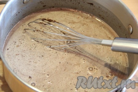 Всё хорошо перемешать венчиком до однородности. Затем влить молоко, всё перемешать и поставить на огонь. 