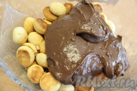 Затем добавить тёплый крем и хорошо перемешать, чтобы все наши шарики покрылись кремом.