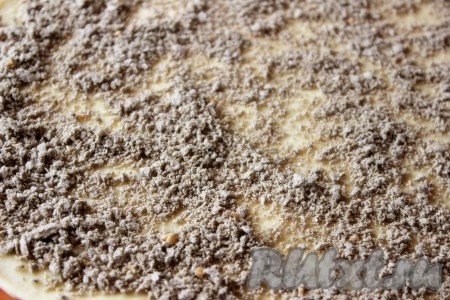 Готовое тесто раскатать в прямоугольный лист толщиной приблизительно 5 -7 мм. По поверхности теста распределить халву (я натерла на крупной терке).
