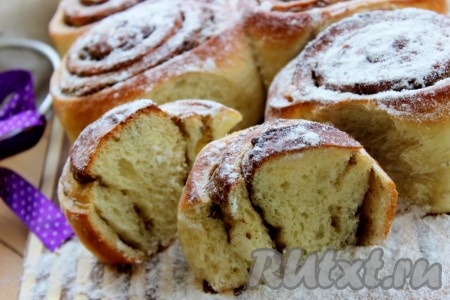 Готовый рулет с халвой при желании посыпать сахарной пудрой. Приятного чаепития!
