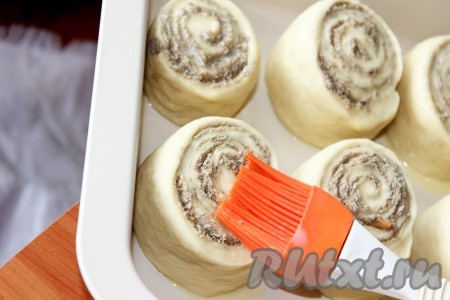 Противень смазать растительным маслом и выложить рулетики, накрыть полотенцем и дать им еще подняться (пока разогревается духовка). Смазать подошедшие булочки взбитым яйцом. Выпекать в разогретой духовке при 180 градусах около 20 минут. 
