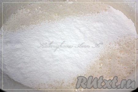 Разрыхлитель смешать с мукой и добавить к яично-сахарной массе, перемешать.
